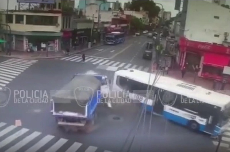 El conductor del camión que chocó a un colectivo dio positivo de cocaína y marihuana