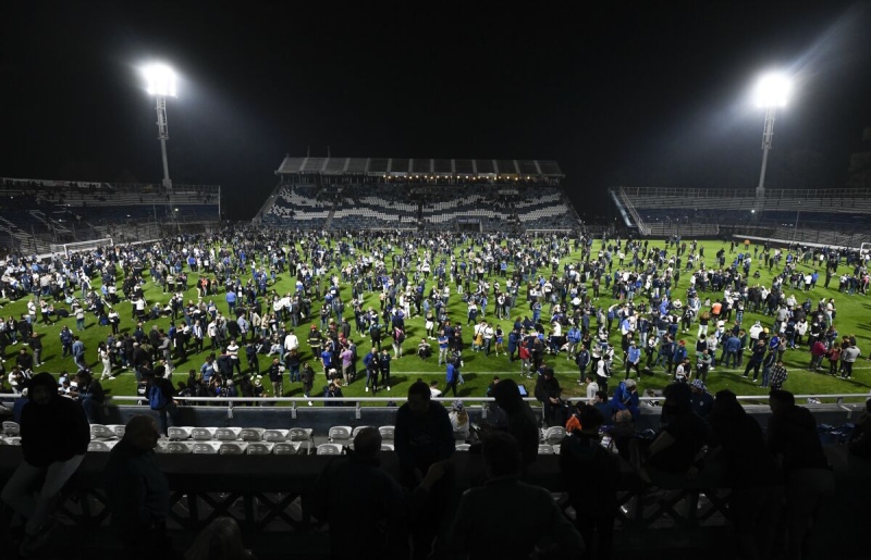 Incidentes en Gimnasia-Boca: murió un hincha 