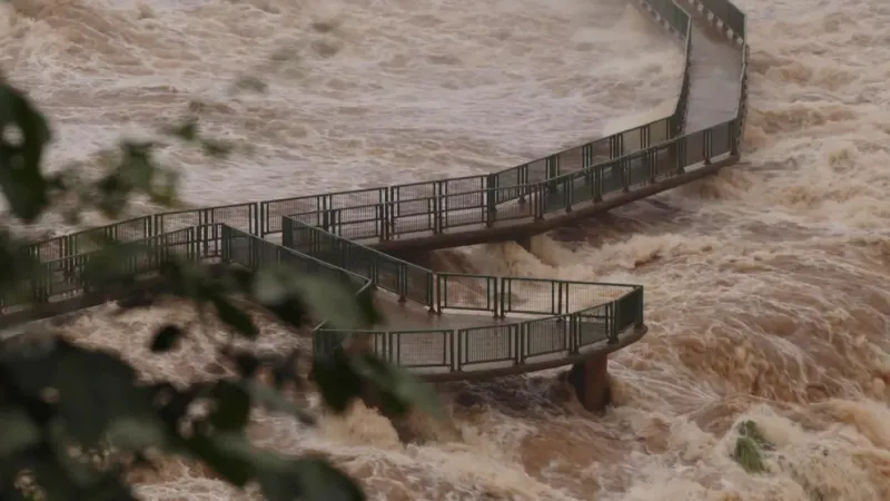 Cataratas del Iguazú: la creciente arrastró la pasarela de la Garganta del Diablo