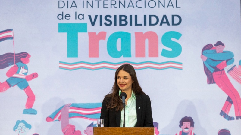 Irina Karamanos disuelve su rol oficial y traspasa sus funciones sociales a ministerios