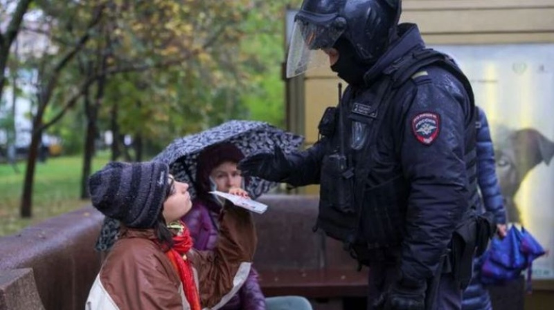 Rusia detuvo a una nena de 10 años por tener la bandera de Ucrania en el celular
