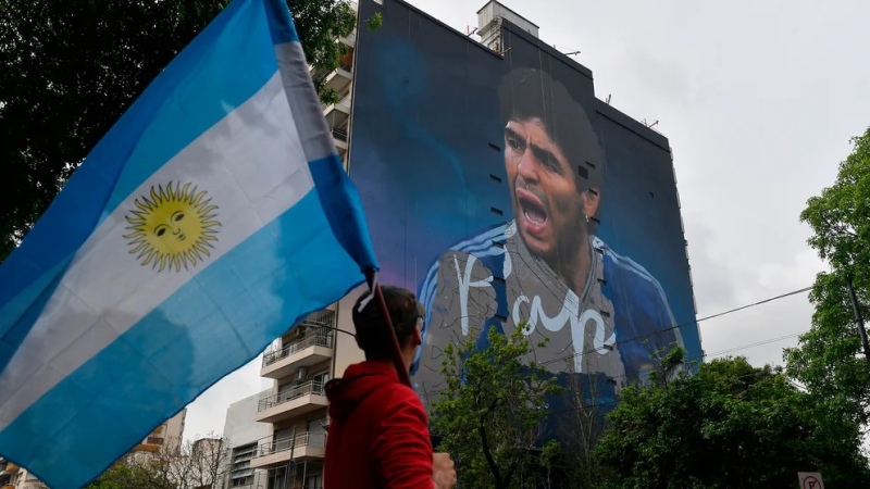 Un edificio de 12 pisos en CABA tiene casi listo el retrato de Maradona en una de sus paredes