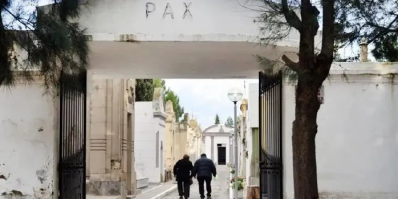 Entraron a un cementerio, sacaron un cuerpo y lo sentaron sobre un banco