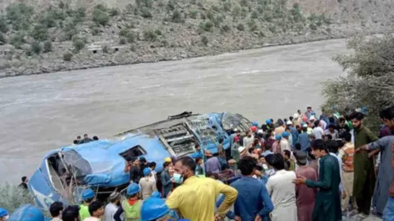 Cayó micro a una zanja profunda en Pakistán