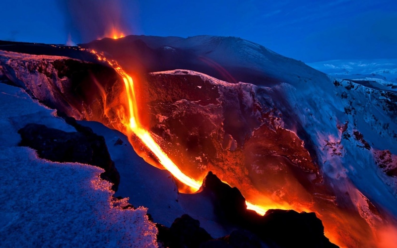 Entró en erupción el volcán más grande del mundo