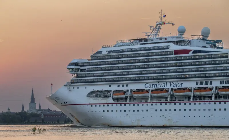 Un hombre se cayó de un crucero y fue rescatado 24 horas después