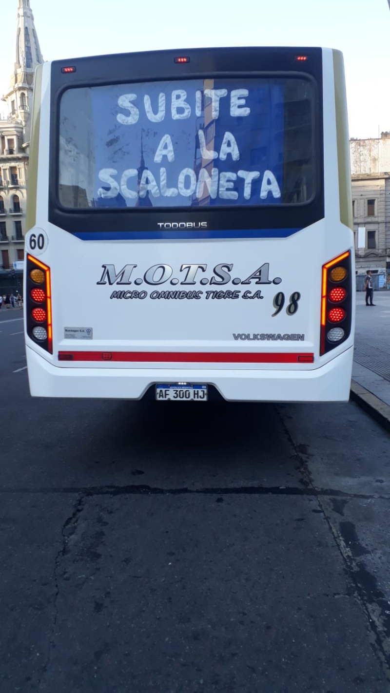 Adornaron todo el colectivo con los colores de Argentina