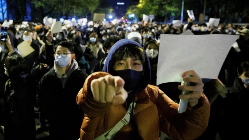 Miles y miles de personas rompieron la cuarentena y salieron a las calles a protestar las fuertes restricciones sanitarias