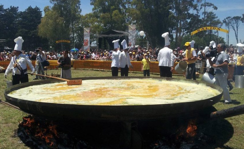 Buscan hacer un omelette gigante con 15 mil huevos