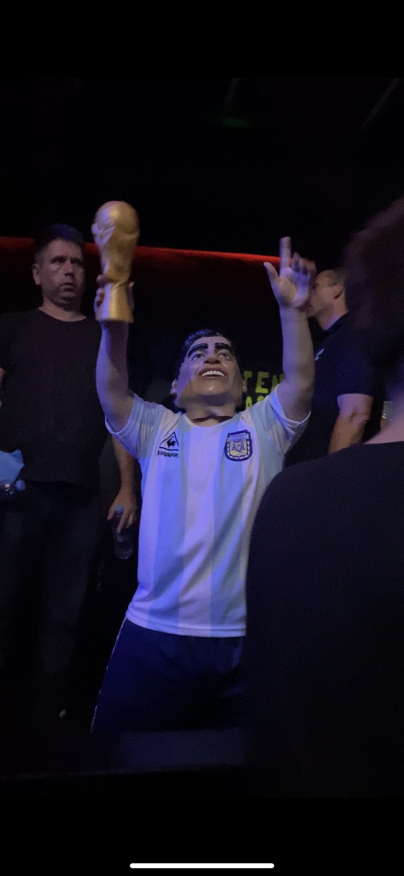 Alquilaron un Maradona de talla baja para la fiesta de egresados