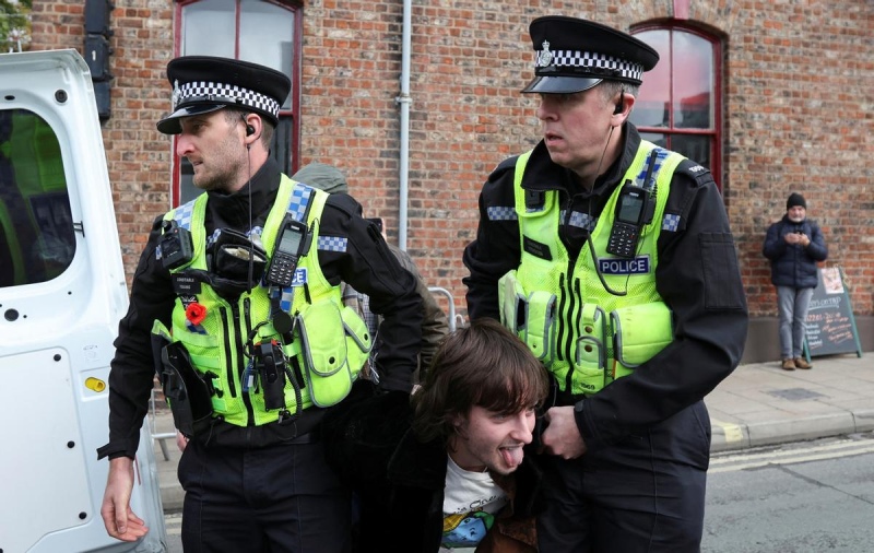 Los reyes del Reino Unido fueron agredidos por un manifestante durante un acto público en York