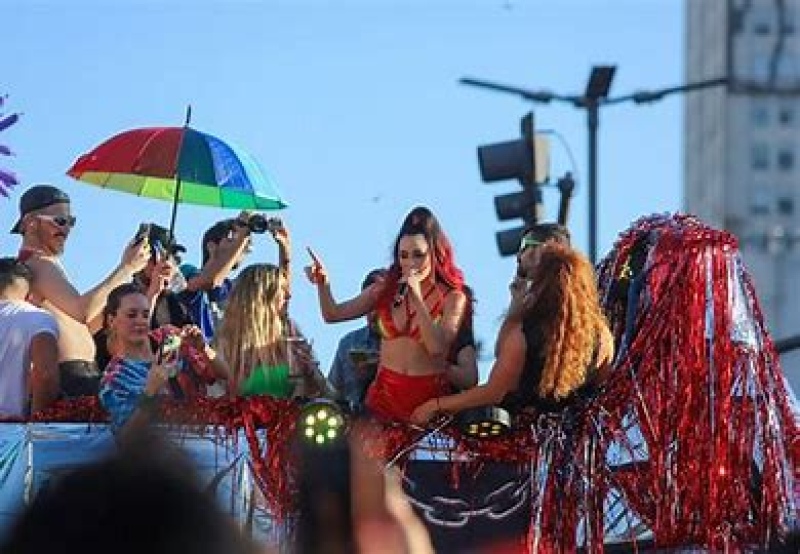 Lali brillando en la Marcha del Orgullo