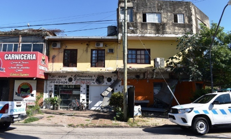 Tiró a su hijo desde un tercer piso después de discutir con su ex