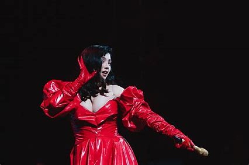 Mon Laferte dio su gran show en el Movistar, con homenaje a Gilda