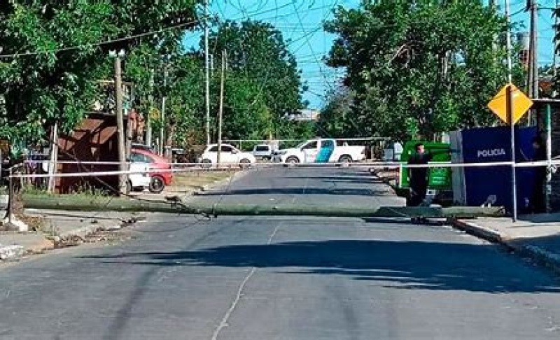 Se cayó un poste de luz: una mujer murió y un adolescente resultó herido