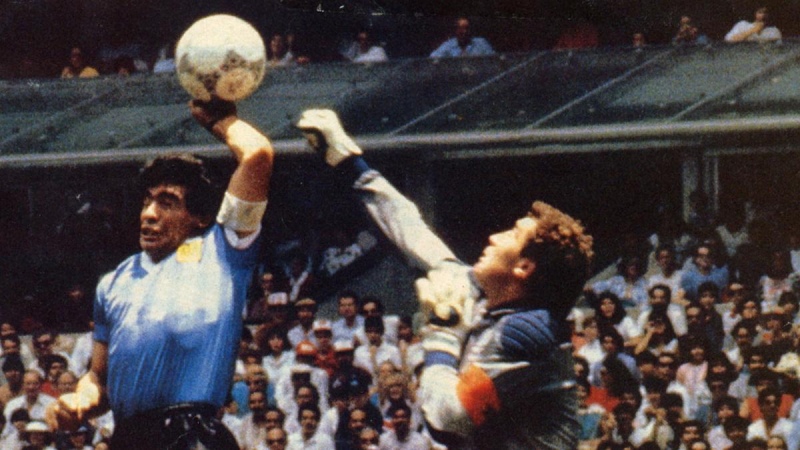 Subastaron la pelota con la que Maradona marcó el Gol del Siglo y la Mano de Dios