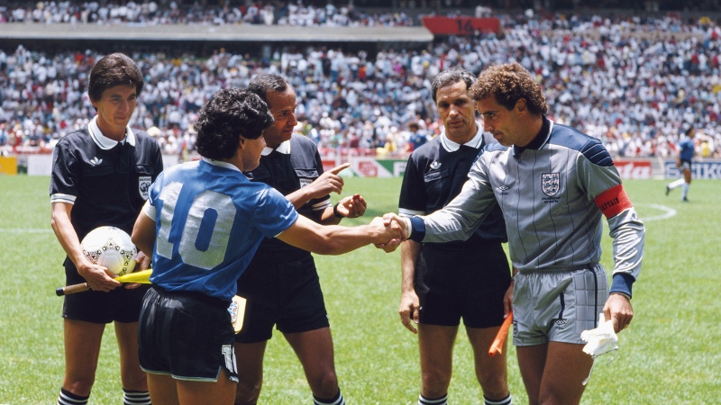 Subastaron la pelota con la que Maradona marcó el Gol del Siglo y la Mano de Dios