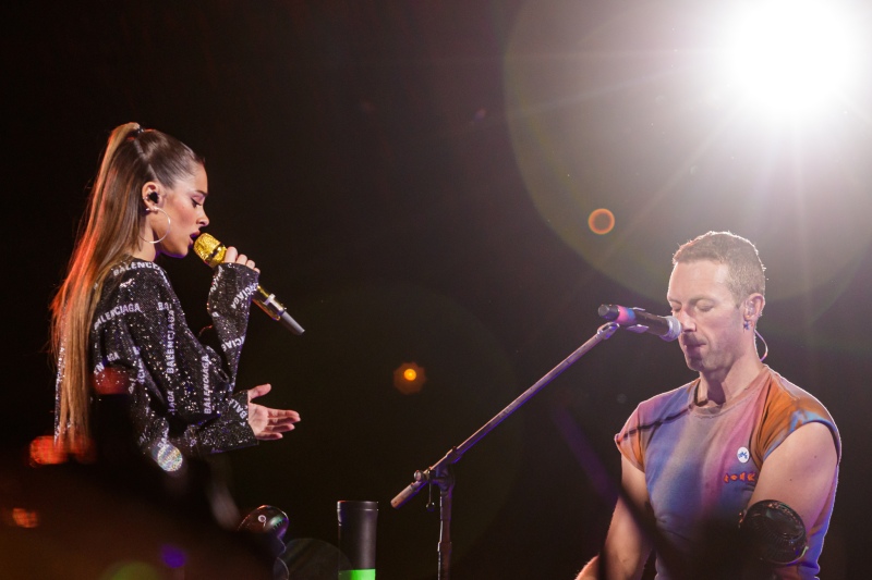 Tini cantó en el recital de Coldplay