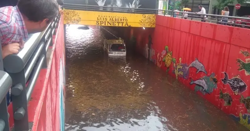 Rescataron a un auto de un túnel inundado