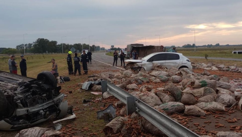 Se quedó dormido, volcó y provocó un choque múltiple