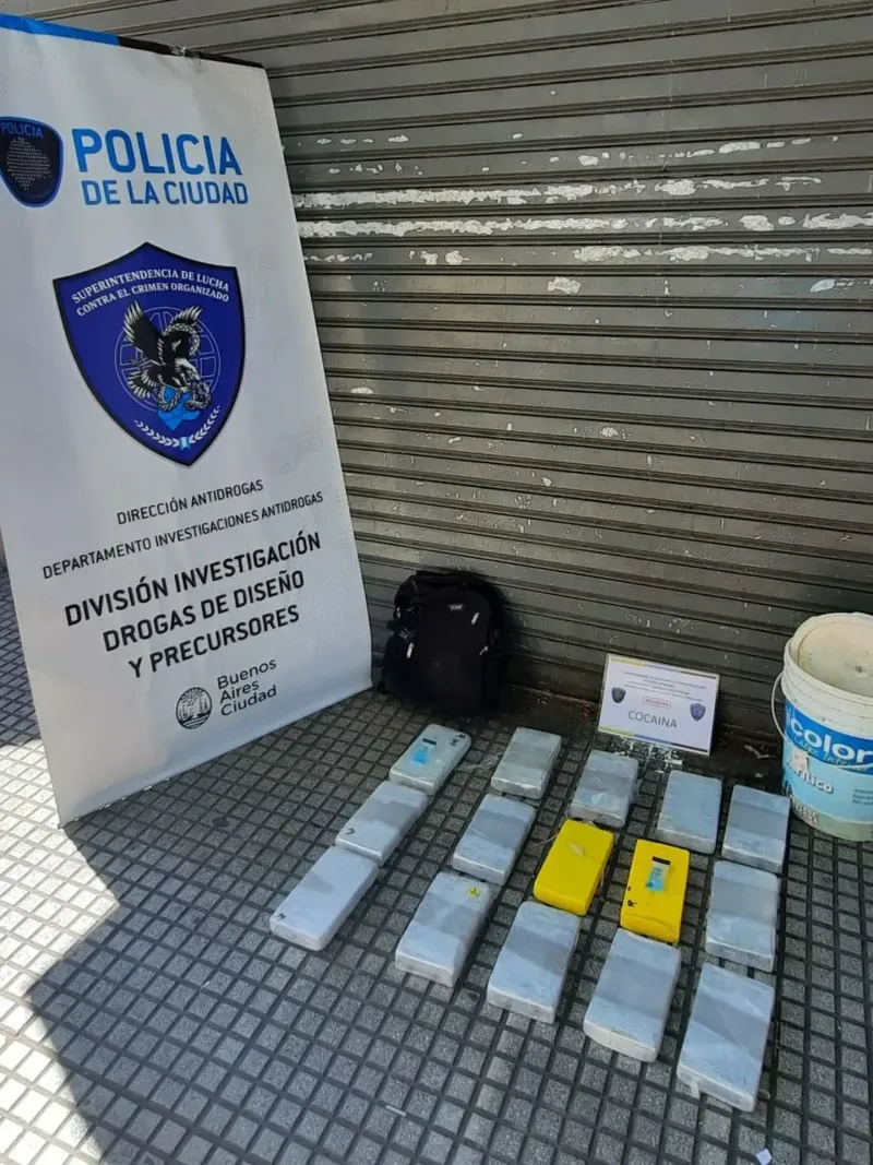 Un comisario y un inspector fueron sorprendidos con 15 kilos de cocaína