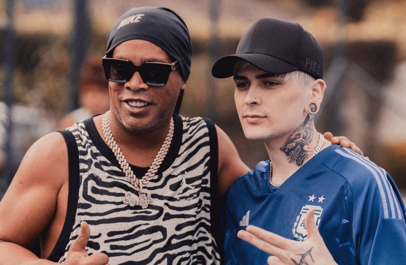 Ronaldinho debutó en la música junto a Lit Killah