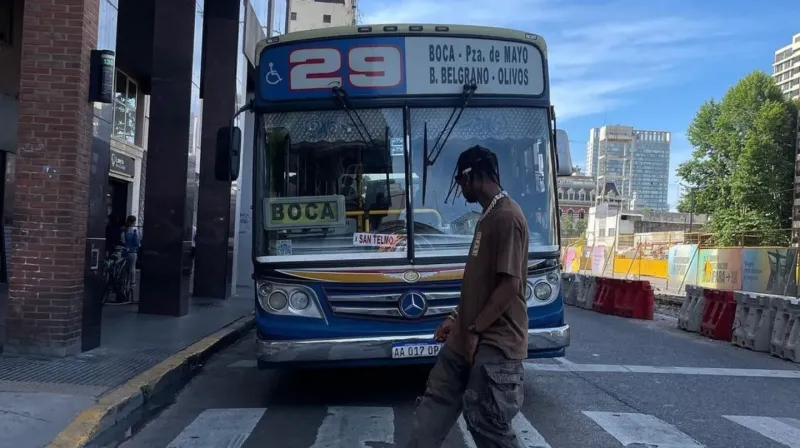 Una foto de Travis Scott caminando por la Boca enloqueció a sus fans