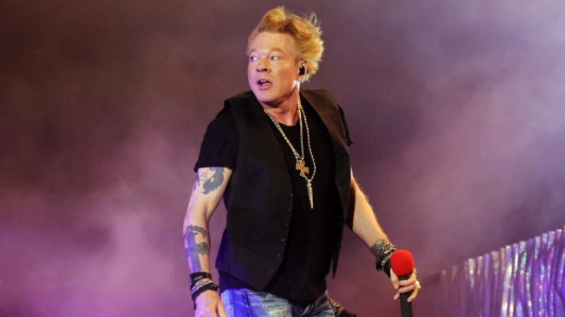 Axl Rose tiró el micrófono en un show y golpeó a una fan