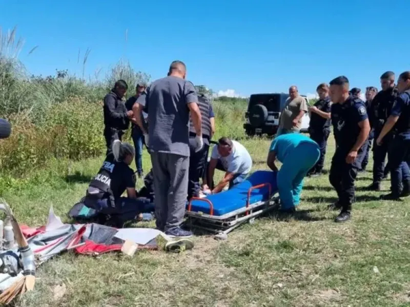 Volaba en parapente, chocó contra un tendido eléctrico y murió