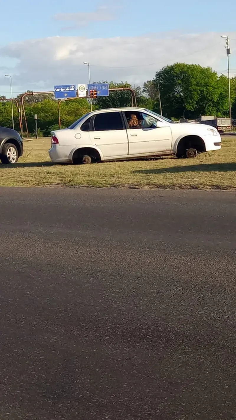 Les robaron las ruedas mientras esperaban que pase el micro