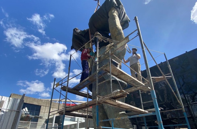 Se postergó la inauguración de la estatua de Gallardo: qué pasó