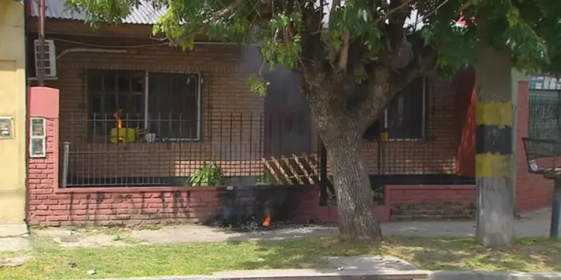 Incendiaron la casa del hombre acusado por abuso sexual
