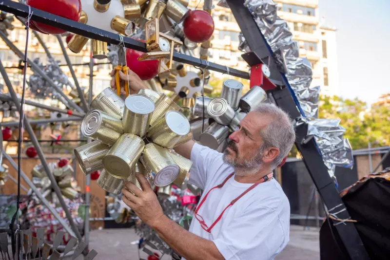 Armaron un arbolito navideño de material reciclado