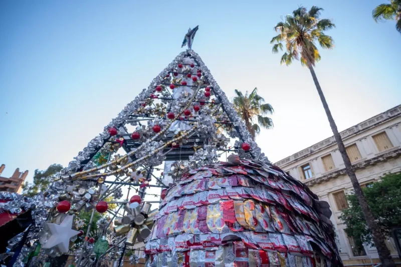 Armaron un arbolito navideño de material reciclado