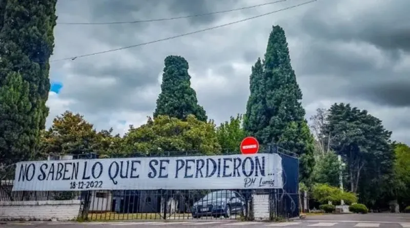 ”No saben lo que se perdieron”: la bandera que apareció en el cementerio de Lanús