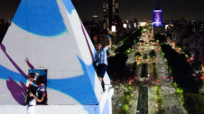 Cientos de argentinos se subieron a la punta del Obelisco