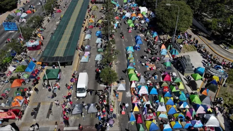 Harán un acampe sobre la avenida 9 de Julio por tiempo indefinido