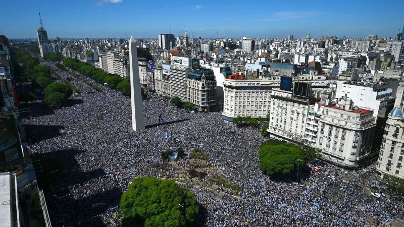 Miles de personas llegan al Obelisco a la espera de los jugadores de la Scaloneta