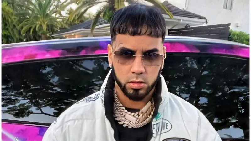 Anuel AA regala juguetes por los barrios