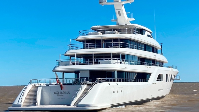 El emir de Qatar llegó con su yate al puerto de La Plata