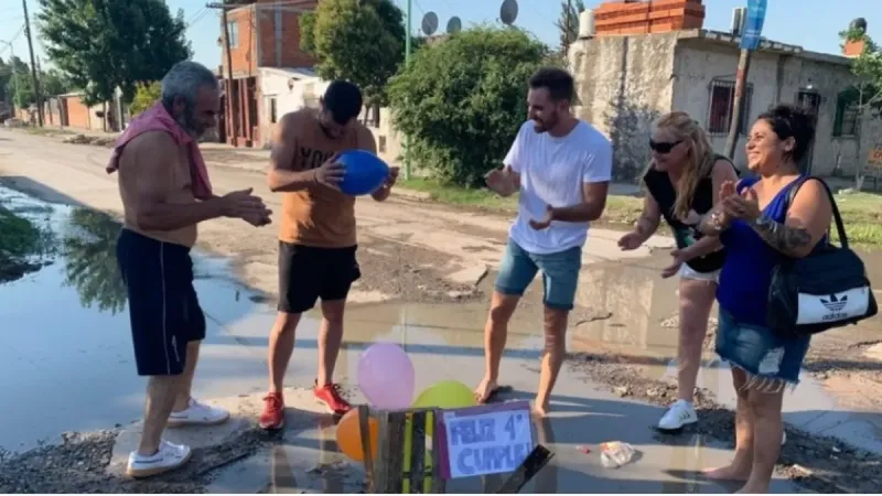 Un bache cumplió 4 años y los vecinos organizaron un festejo