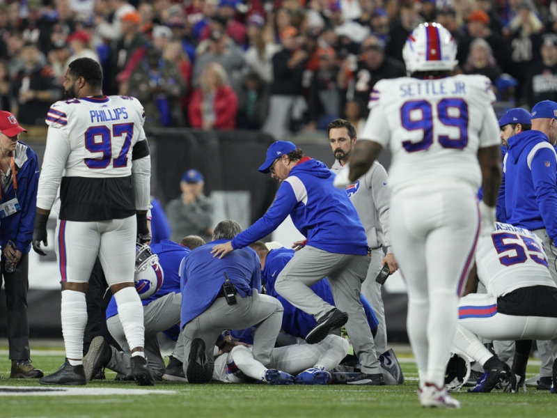Conmoción en la NFL: un jugador fue reanimado en pleno campo de juego y pelea por su vida