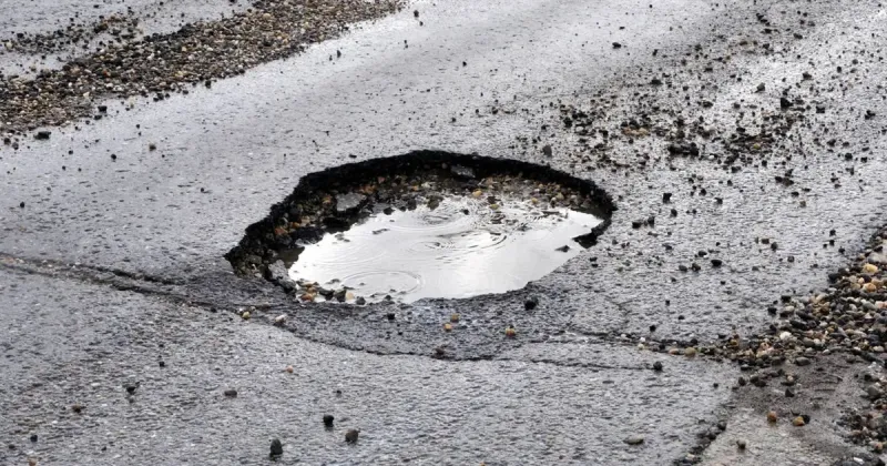 Un bache cumplió 4 años y los vecinos organizaron un festejo