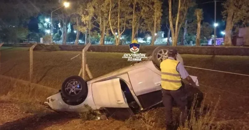 Un joven borracho volcó con su auto y lo fue a buscar un familiar que estaba más alcoholizado que él