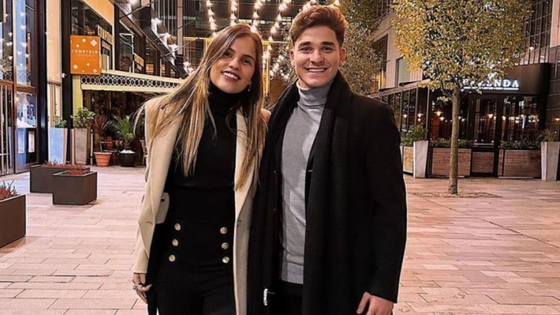 No hay tal crisis: Julián Álvarez y su novia juntos recibiendo el año