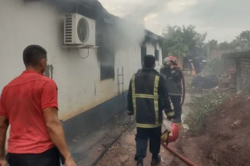 Detuvieron a una mujer que incendió la casa de su exnuera con sus nietas adentro