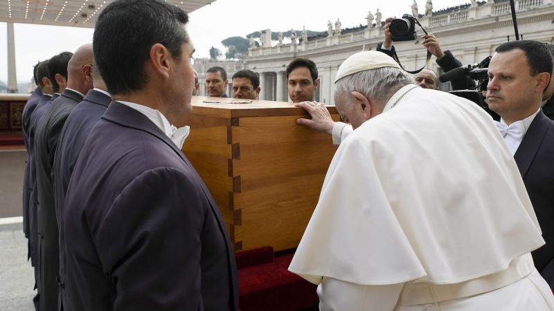 Benedicto XVI fue sepultado en la basílica de San Pedro