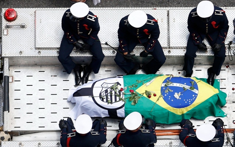 Los restos de Pelé ya están en el cementerio