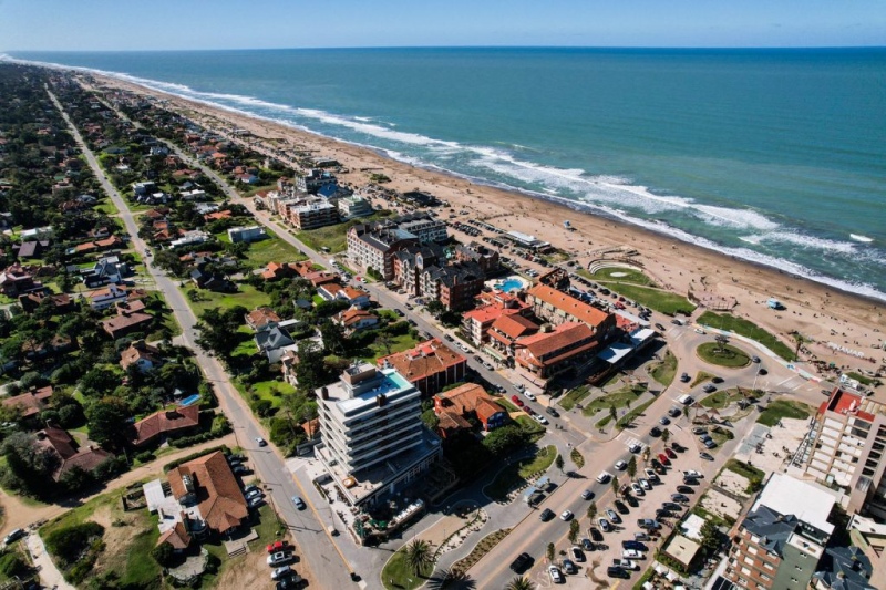 En Pinamar, a un hombre le pegó una ola y está en terapia intensiva