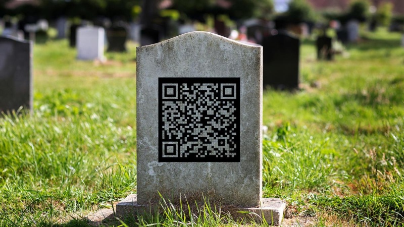 Un cementerio instaló códigos QR en las lápidas